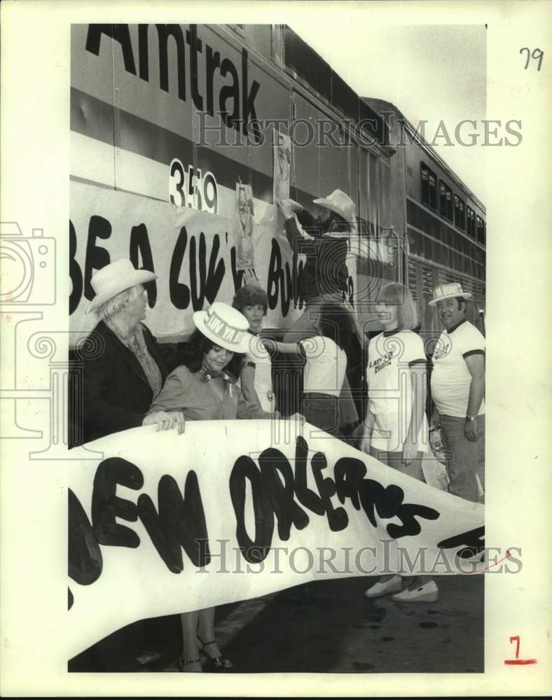 1981 Press Photo Houston fans of ex-Oiler coach Bum Phillips decorate train- Historic Images