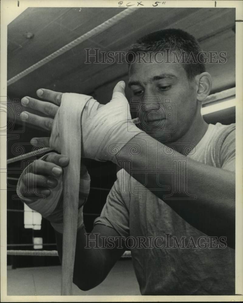 1990 Press Photo Boxer Mark Tessman of Houston wraps his hands - hcs21881- Historic Images