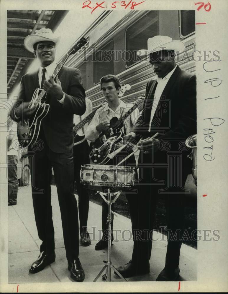 1966 Press Photo Boxer Ernie Terrell with musicians - hcs21882- Historic Images