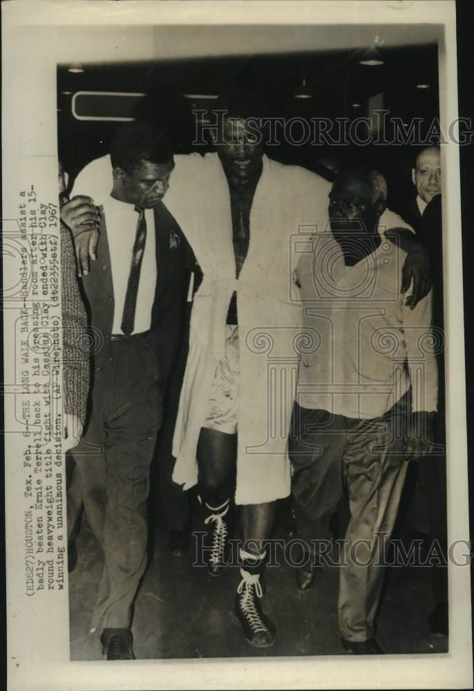 1967 Press Photo Ernie Terrelll badly beaten by Cassius Clay in 15-round bout- Historic Images