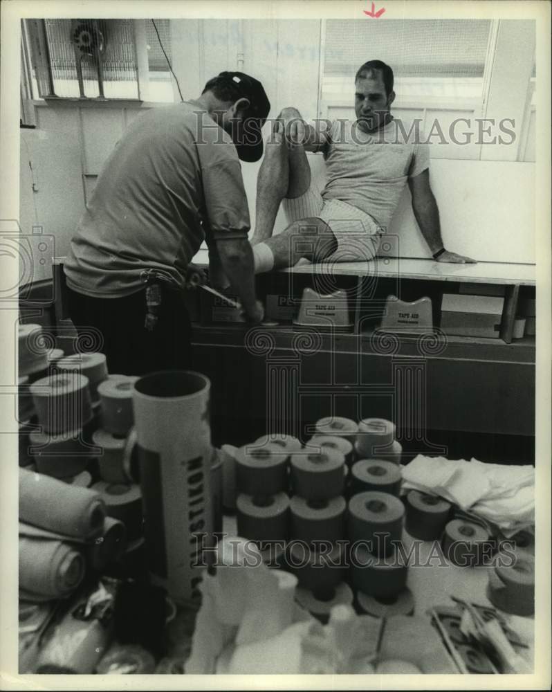 1971 Press Photo Oilers&#39; trainer Warren Ariail tapes up center Walt Suggs&#39; ankle- Historic Images