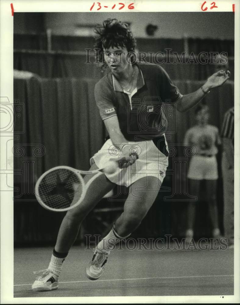 1984 Press Photo Tennis star Helen Sukova of Czechoslovakia stretches for return- Historic Images