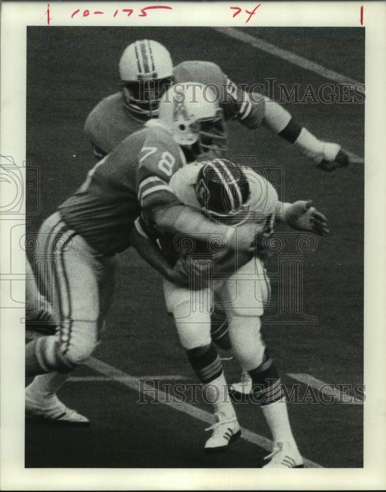 1976 Press Photo Houston Oilers and Denver Broncos play NFL football - hcs21952- Historic Images