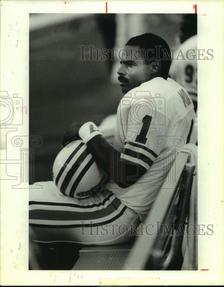 1986 Press Photo Houston Oilers football player Warren Moon on the bench- Historic Images
