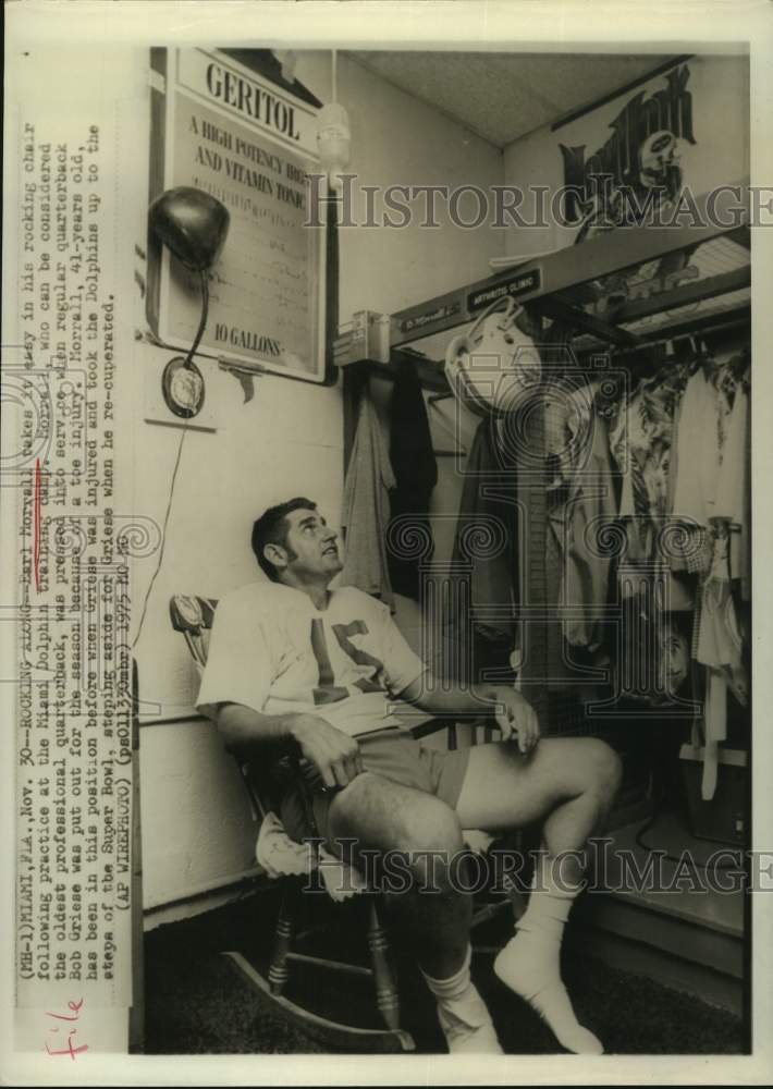 1975 Press Photo Miami Dolphins quarterback Earl Morrall in his rocking chair- Historic Images