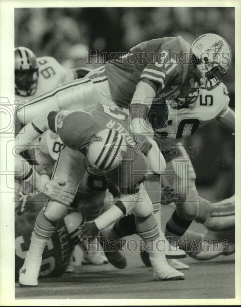 1986 Press Photo Houston Oilers football player Larry Moriarity runs over player- Historic Images
