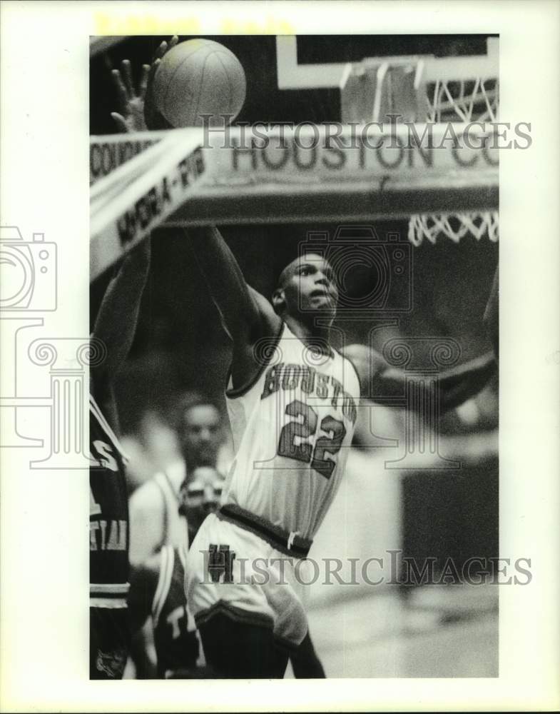 1989 Press Photo U of Houston basketball player Chris Morris grabs rebound- Historic Images