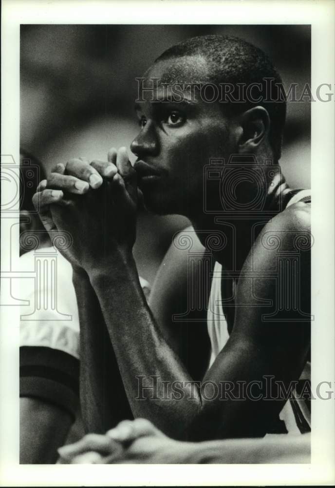 1989 Press Photo U of Houston basketball player Chris Morris sits &amp; ponders- Historic Images