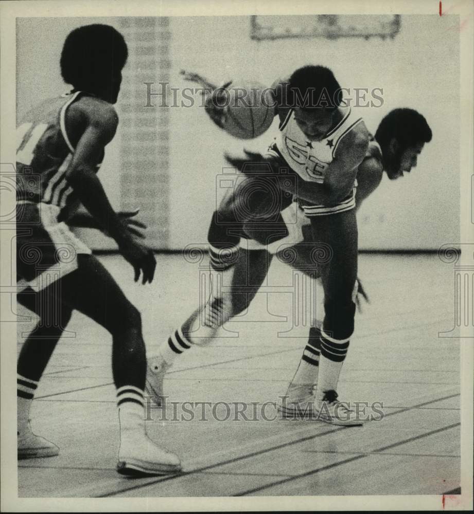 1973 Press Photo Texas Southern basketball player tries to hang onto the ball- Historic Images