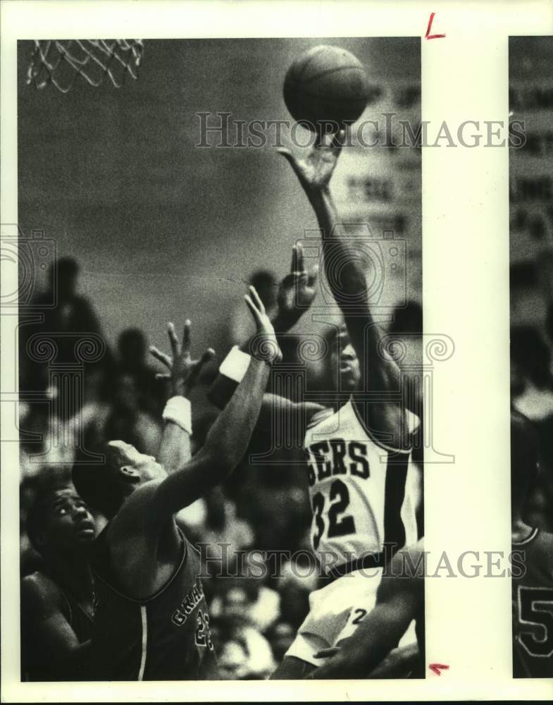 1988 Press Photo Texas Southern's Brian Brooks fires over Grambling defender- Historic Images
