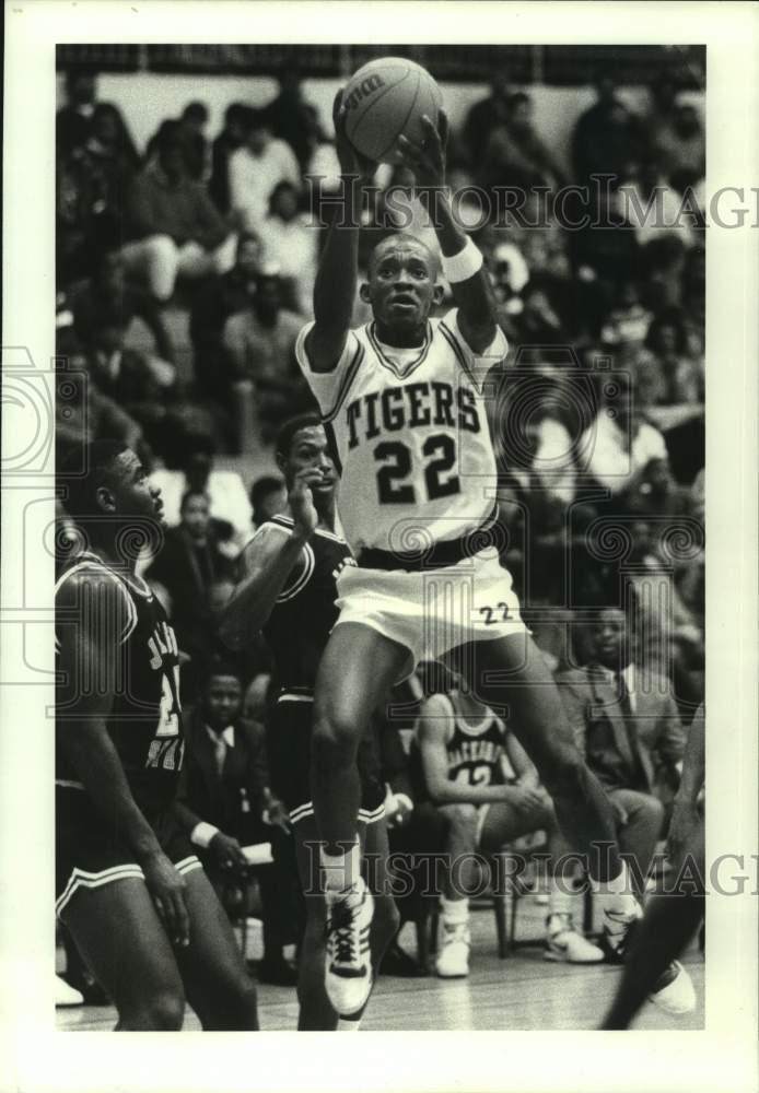 1988 Press Photo Texas Southern&#39;s Fred West shoots past Jackson&#39;s Dwight Jimmar- Historic Images