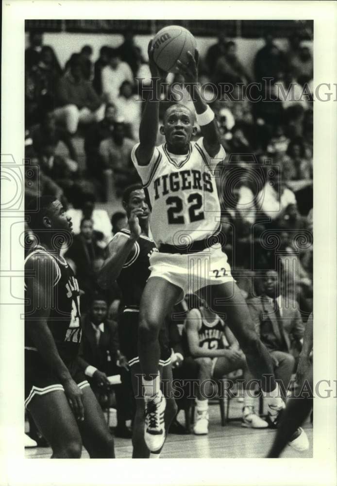 1988 Press Photo Texas Southern's Fred West shoots past Jackson's Dwight Jimmar- Historic Images