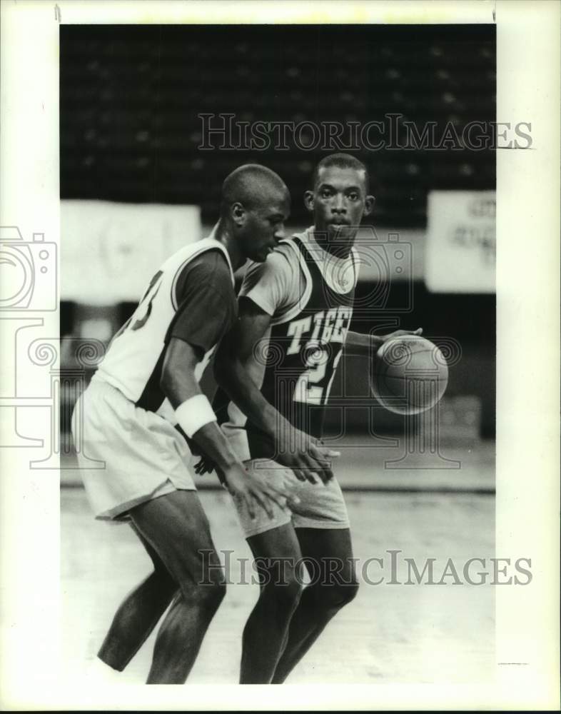 1989 Press Photo Brian Brooks works against Fred West at Texas Southern practice- Historic Images