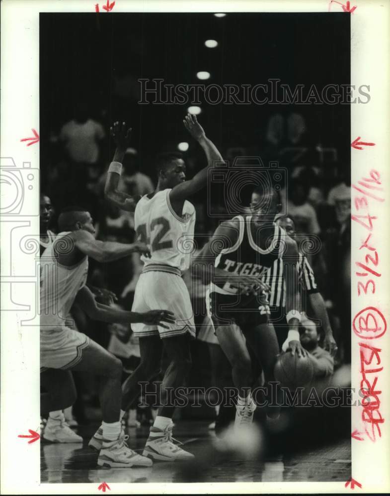 1990 Press Photo Texas Southern basketball player Fred West in action- Historic Images