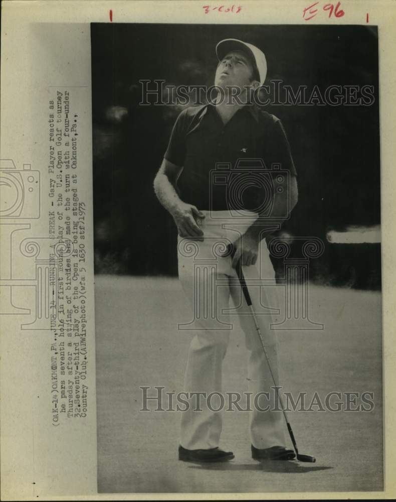 1973 Press Photo Gary Player at U.S. Open Golf tourney watches his golf ball- Historic Images