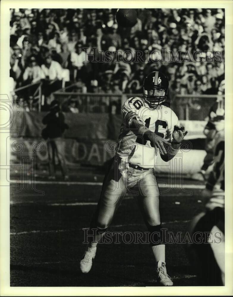 1989 Press Photo Football quarterback sends off a pass - hcs22194- Historic Images