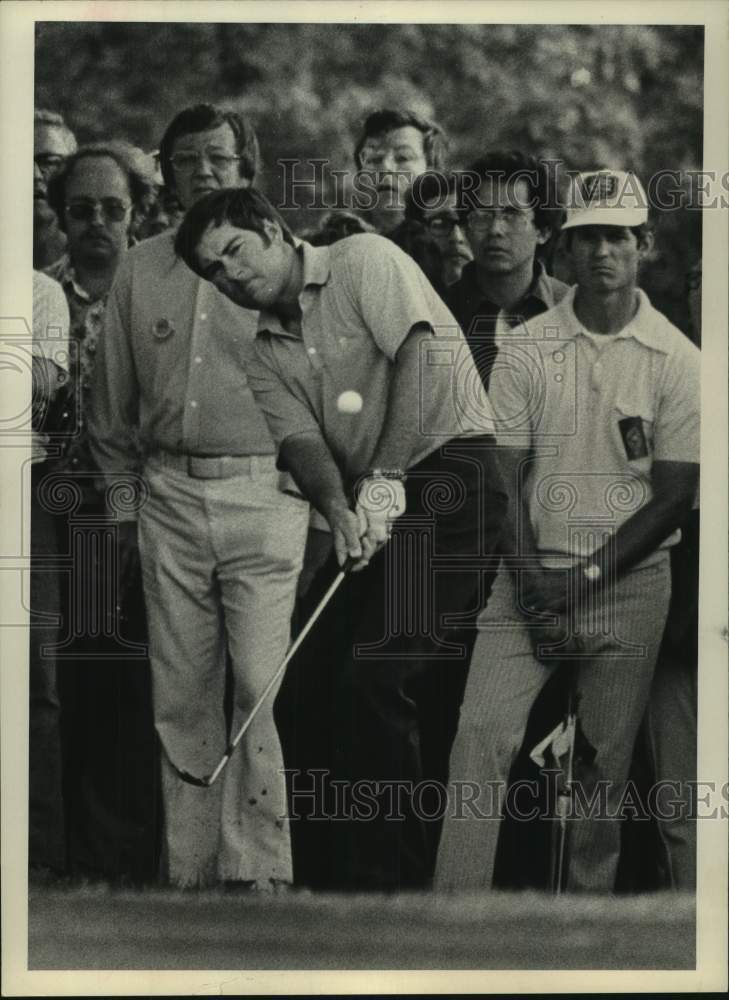 1973 Press Photo Golfer Dave Stockton hits out of the rough on hole number one- Historic Images