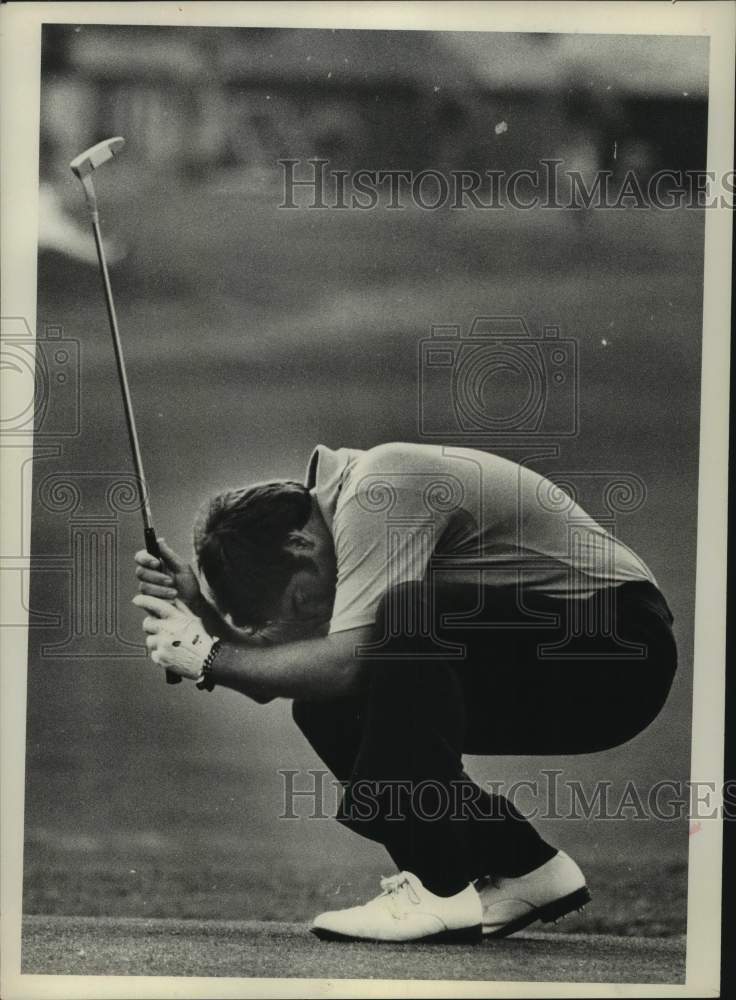 1973 Press Photo Golfer Dave Stockton crouches down after putting on hole #15- Historic Images