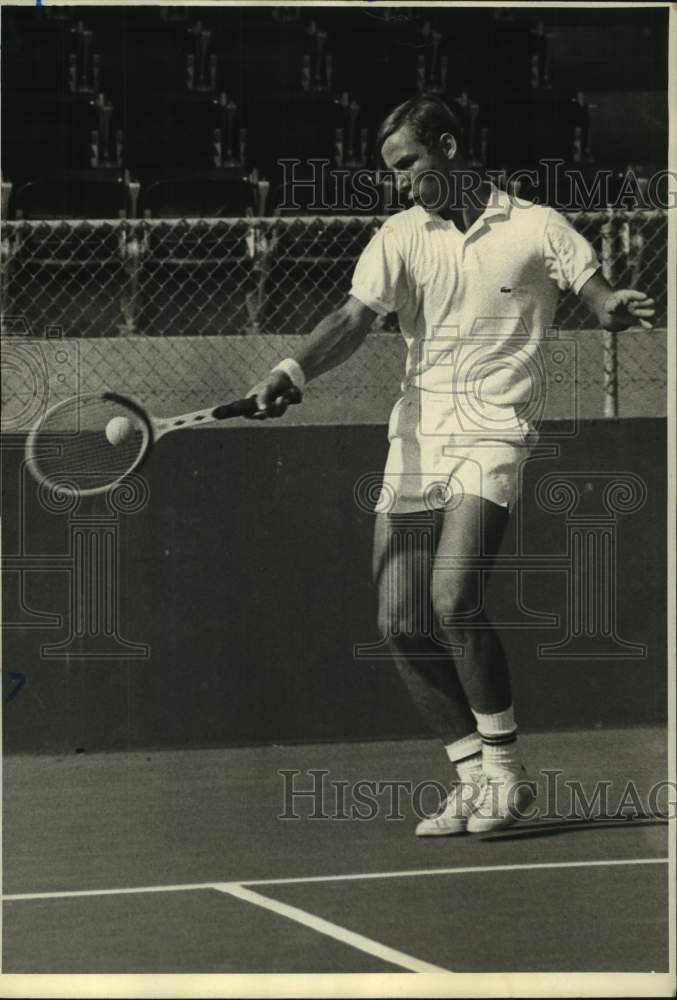 1971 Press Photo Former Rice Invitational tennis champ Dick Stockton hits shot- Historic Images