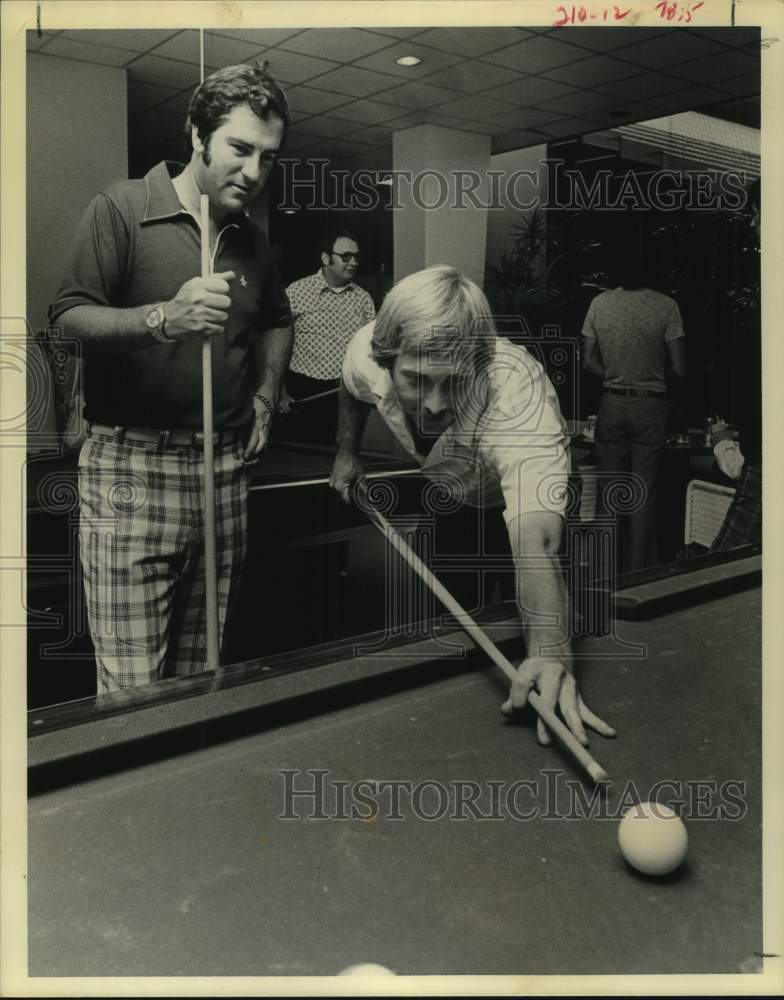1975 Press Photo Golfers Dave Stockton and Forrest Fezler play pool - hcs22225- Historic Images