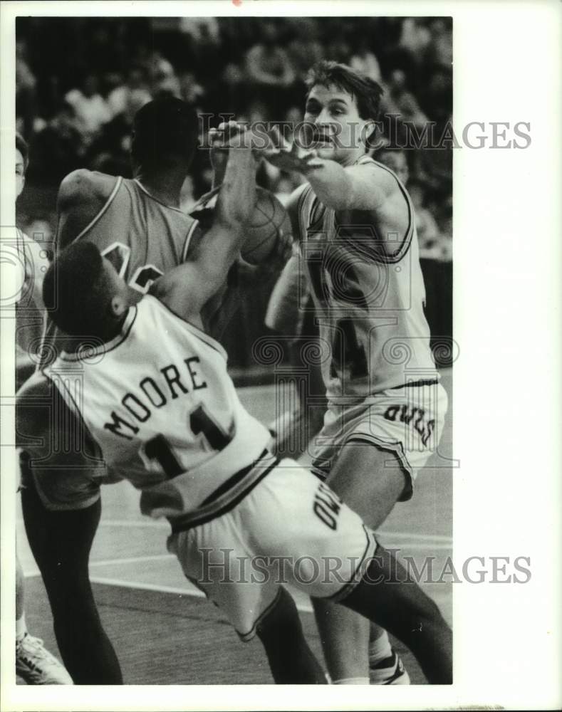 1989 Press Photo Rice basketball player Kenneth Roarke strips ball from defender- Historic Images