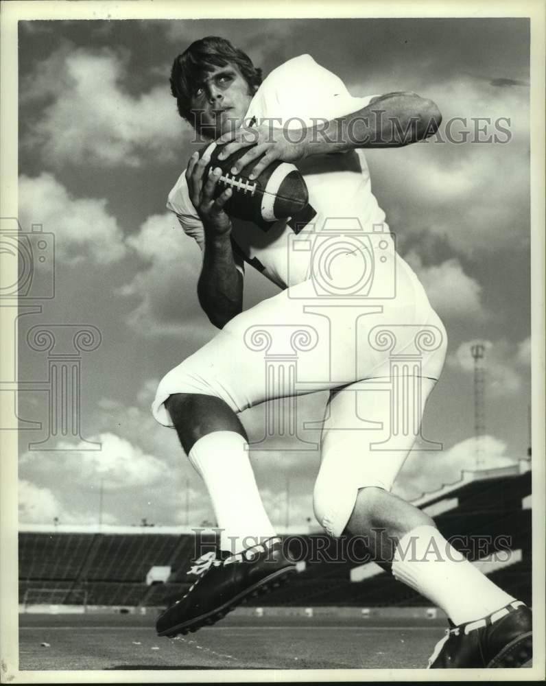 1973 Press Photo Football player Mike Presley runs with ball in practice- Historic Images