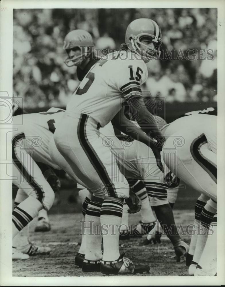 1974 Press Photo Cleveland Browns football quarterback Mike Phipps over center- Historic Images