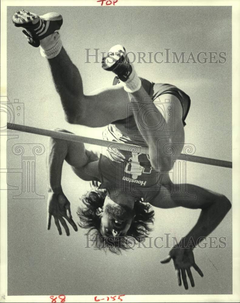 1980 Press Photo Houston Athletics pole vaulter Terry Porter clears the bar- Historic Images