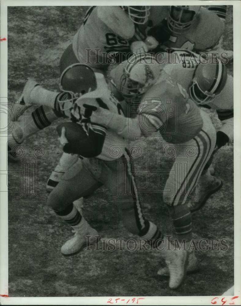 1977 Press Photo Houston Oilers football player tackles Cleveland&#39;s Pruitt- Historic Images