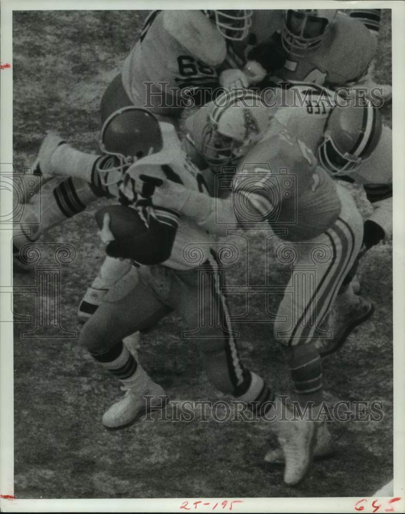 1977 Press Photo Houston Oilers football player tackles Cleveland's Pruitt- Historic Images