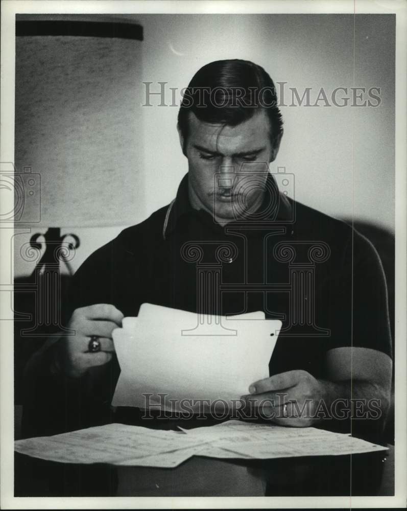 1970 Press Photo Houston Oilers football player Ron Pritchard looks over papers- Historic Images