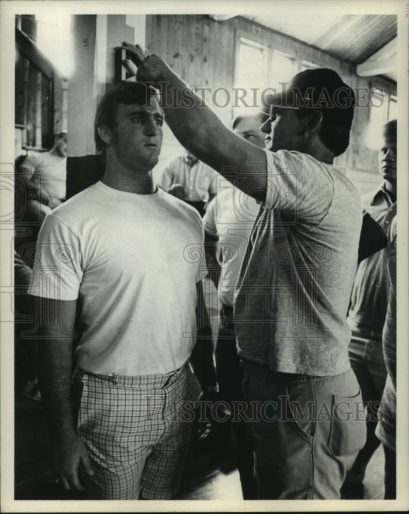 1971 Press Photo Houston Oilers football player Ron Pritchard gets measured- Historic Images