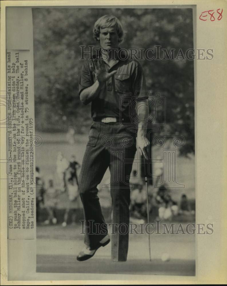 1975 Press Photo Golfer Johnny Miller gestures at his ball after putt in IL- Historic Images