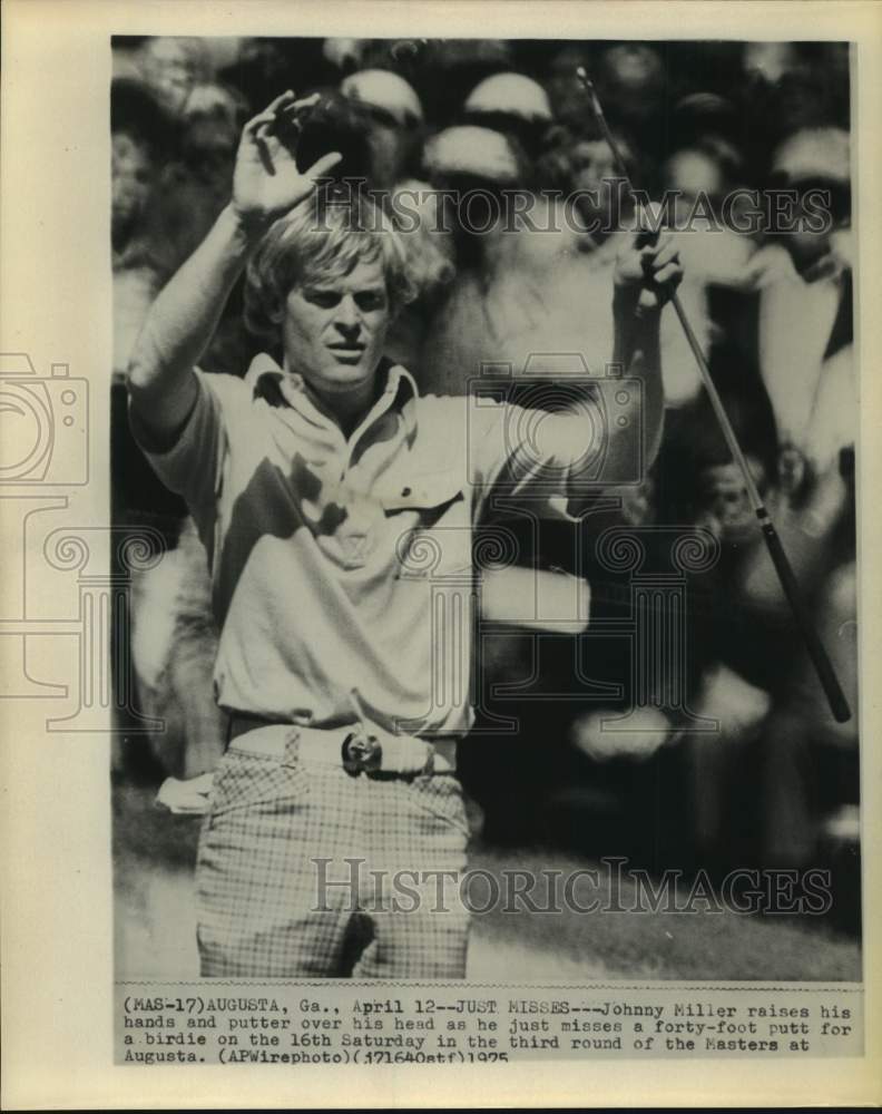 1975 Press Photo Golfer Johnny Miller raises his hands and putter after miss- Historic Images