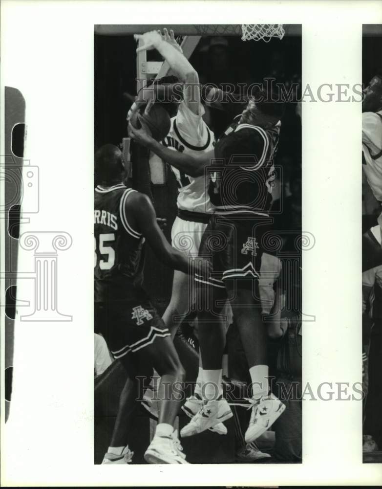 1991 Press Photo Arkansas basketball player Oliver Miller strips ball in game- Historic Images