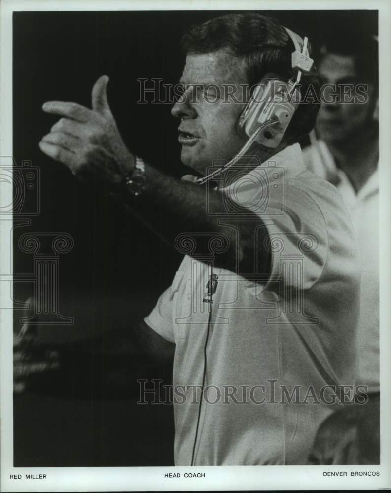 1980 Press Photo Denver Broncos football head coach Red Miller gestures in game- Historic Images