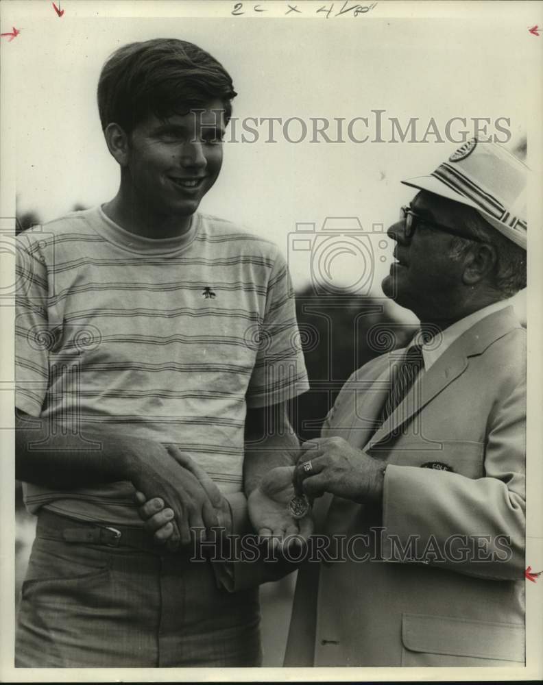 1970 Press Photo Golfer John Mills shakes hands with tournament official- Historic Images