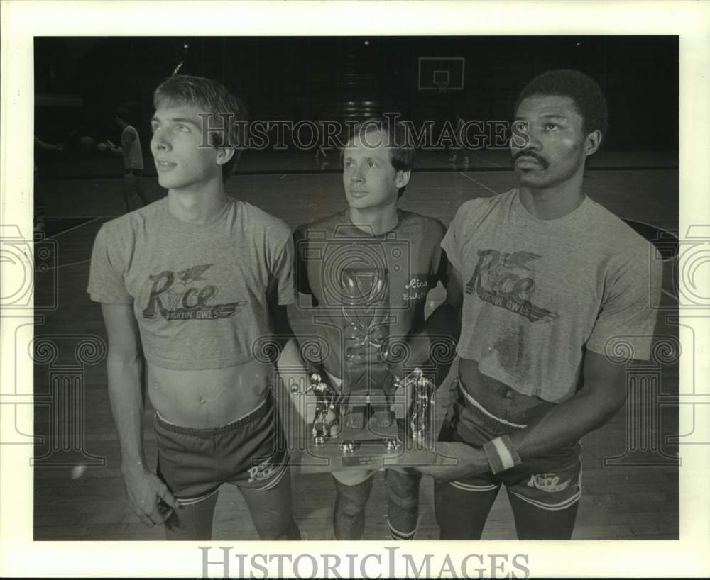 1982 Press Photo Rice University basketball coach Tommy Suitts & unnamed players- Historic Images