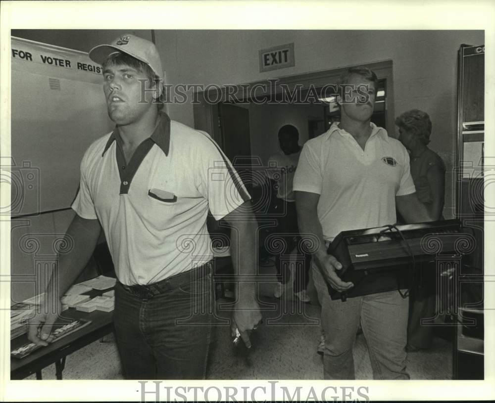 1982 Press Photo Oilers&#39; co-player reps Mike Stensrud and John Schuhmacher- Historic Images