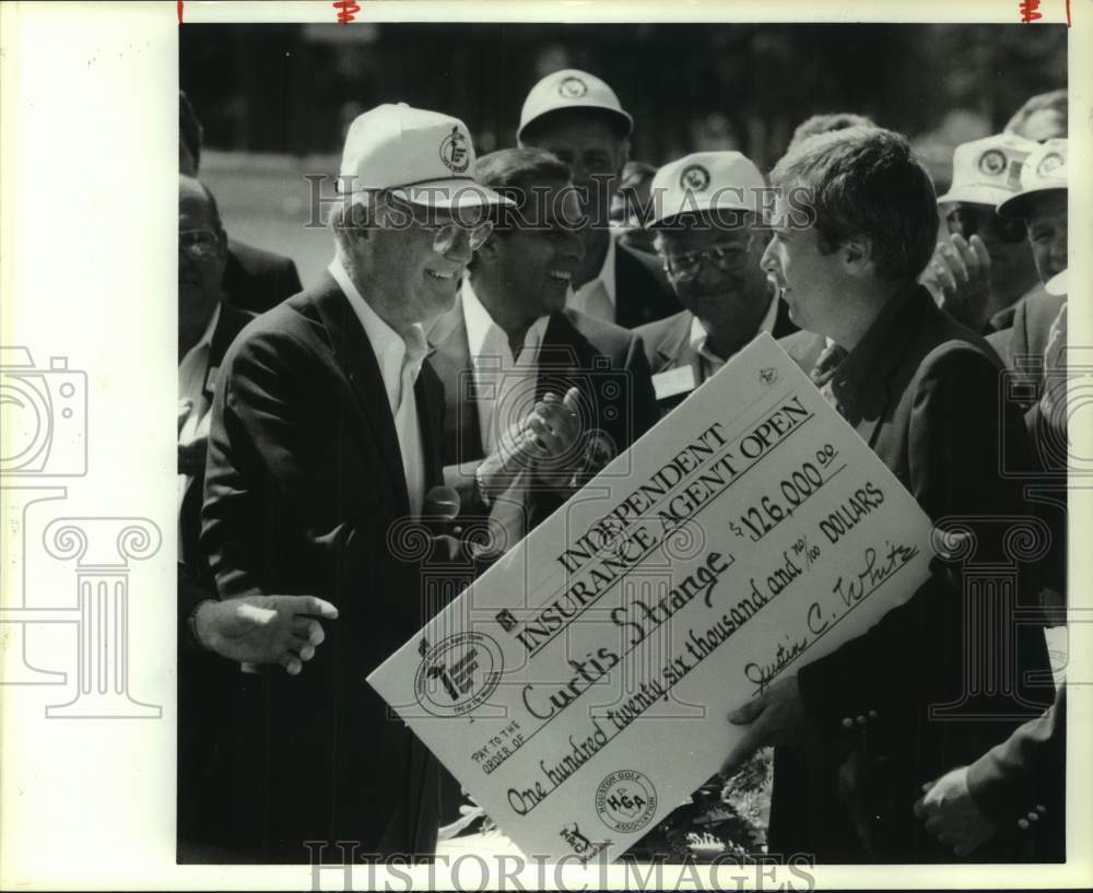 1988 Press Photo Tom Baker Jr. and winning golfer Curtis Strange at the IIAO- Historic Images