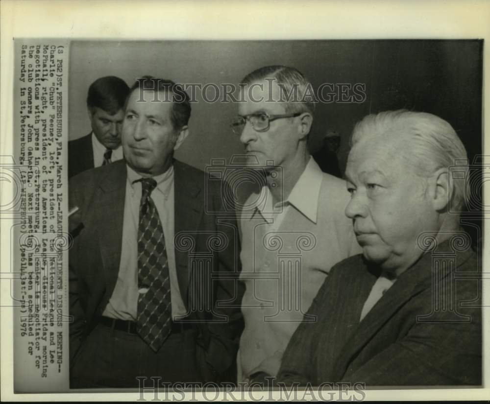 1976 Press Photo Baseball executives discuss negotiations with press, Florida- Historic Images
