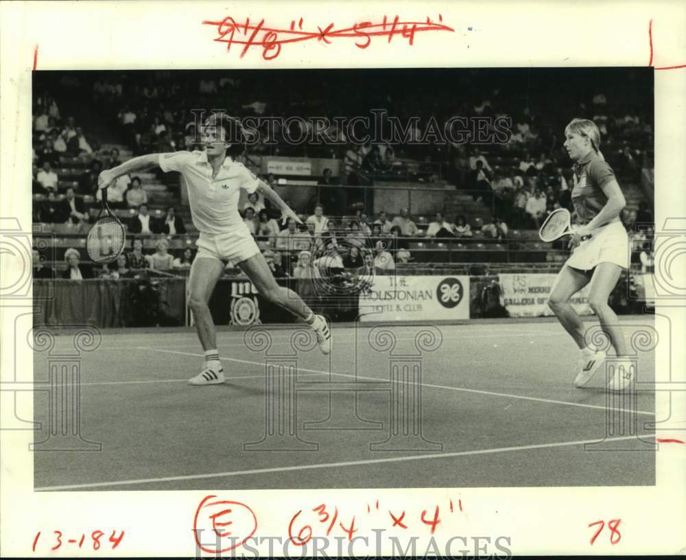 1982 Press Photo Tennis players Peter McNamara and Martina Navratilova in action- Historic Images