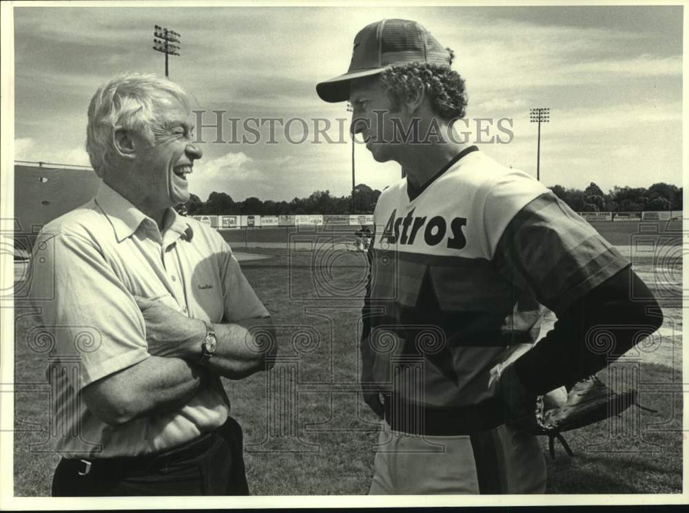 1981 Press Photo John McMillan talks to Astros&#39; pitcher Don Sutton - hcs22537- Historic Images