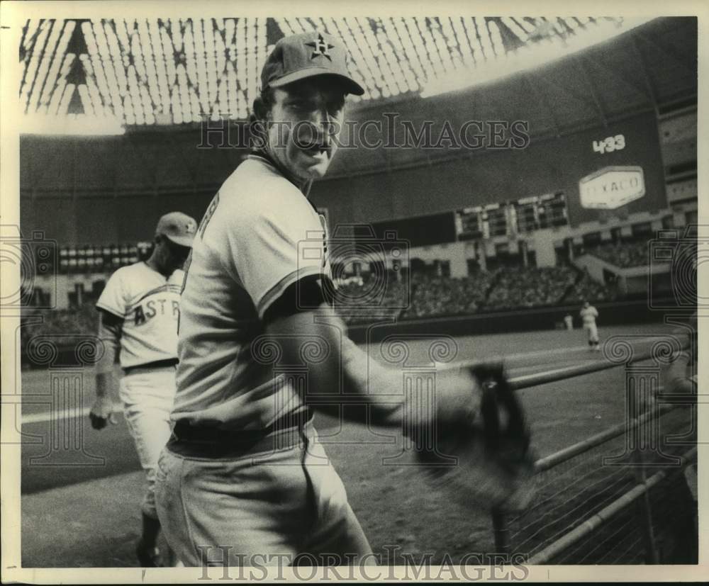 1972 Press Photo Houston Astros catcher Doug Rader heads back to the dugout- Historic Images