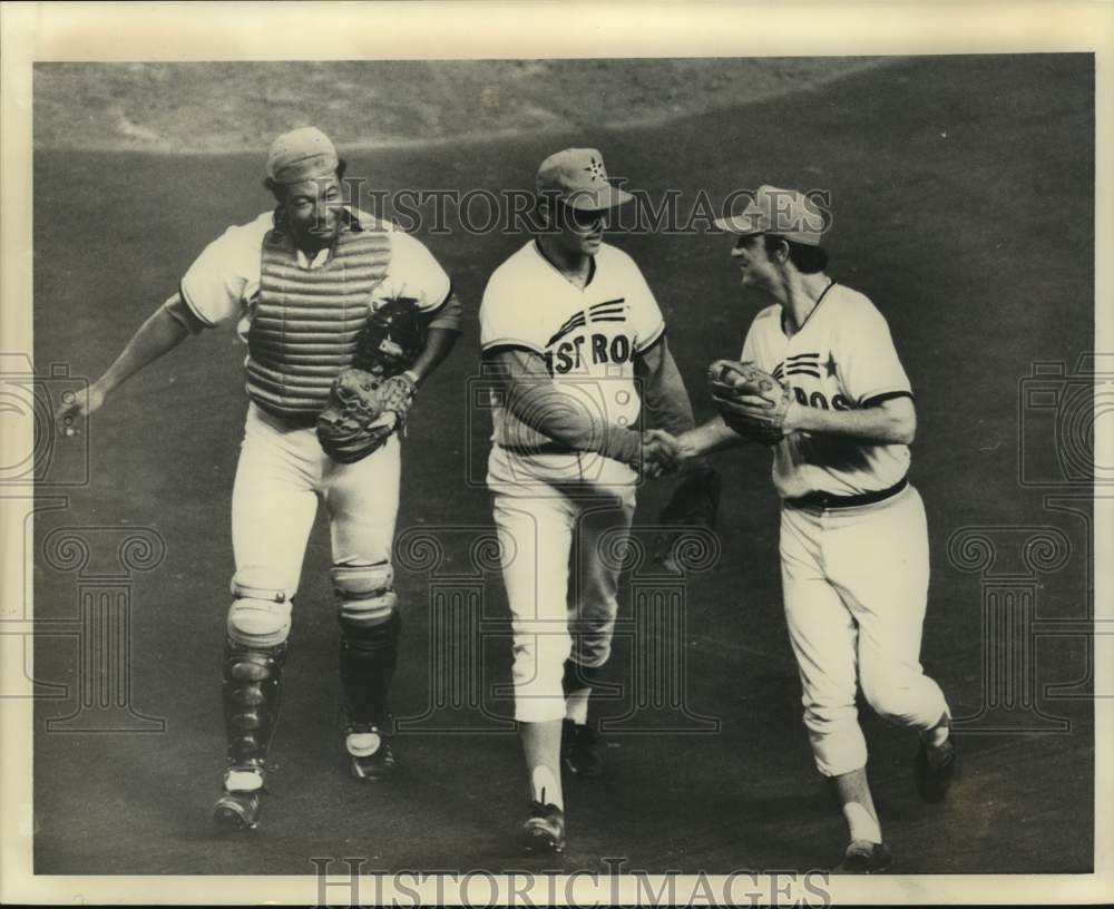 1974 Press Photo Houston Astros Doug Rader, with catcher & another player- Historic Images