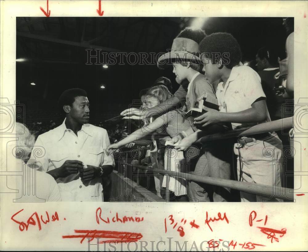 1981 Press Photo Astro pitcher J.R. Richard, on DL, autographs for young fans- Historic Images