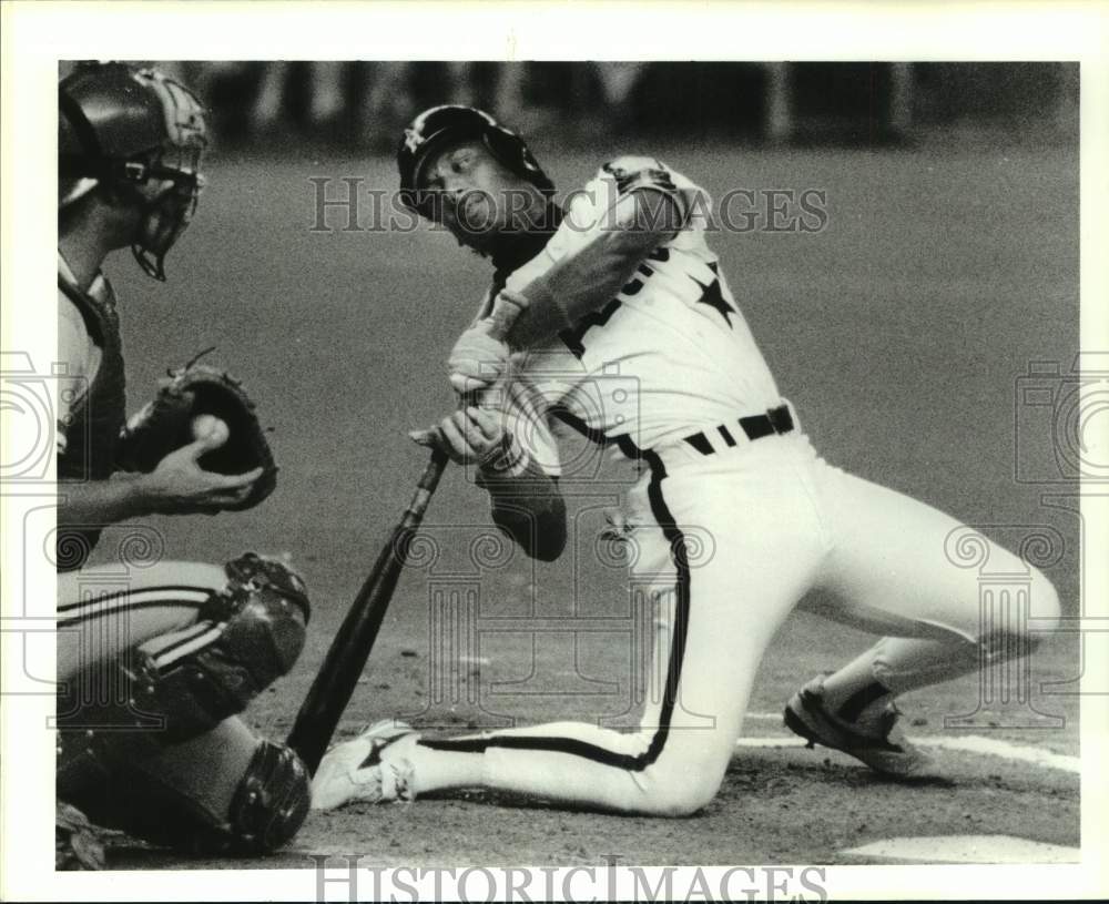 1990 Press Photo Astro Rafael Ramirez dodges a Cardinal Jose DeLeon pitch- Historic Images