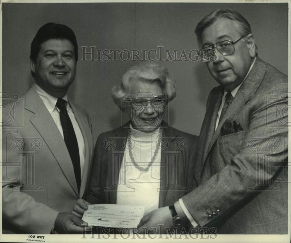 1985 Press Photo Bluebonnet Bowl game dignitaries with charity check - hcs22579- Historic Images