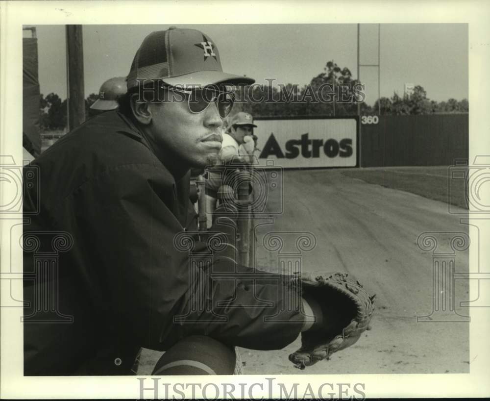 1983 Press Photo J.R. Richard watches Astro spring training in Cocoa, Florida- Historic Images