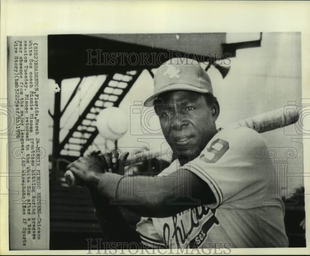 1976 Press Photo White Sox coach Minnie Minoso hitting, pregame in Bradenton, FL- Historic Images